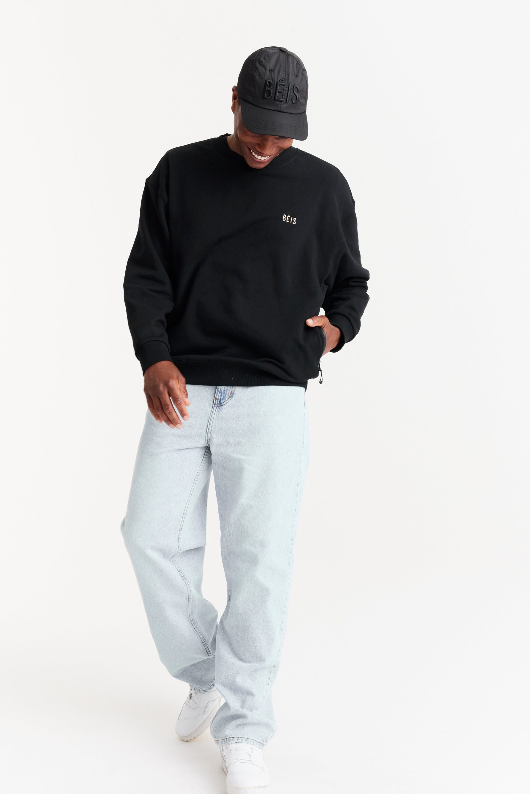 The Sweatshirt in Black - Image 10