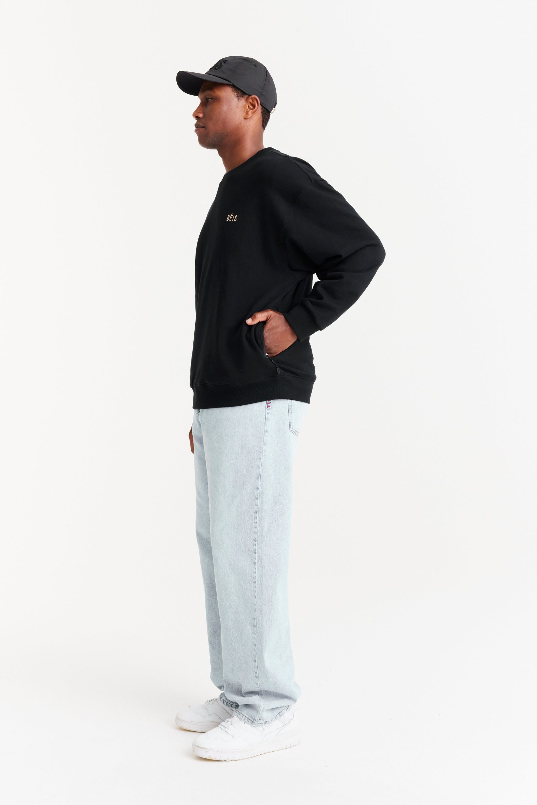The Sweatshirt in Black - Image 11